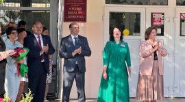 Анатолий Лодыга вручил сертификат на 45000 рублей директору средней школы №3