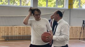 Анатолий Лодыга посетил первый урок физкультуры в средней школе №3