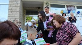Инна Толкачева приняла участие в торжественной линейке в Краснодворской средней школе