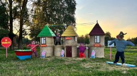 Замок, танк, крот. Какими еще соломенными композициями удивляет Солигорский район?