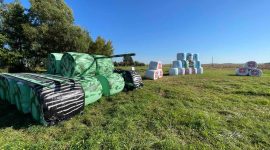 Замок, танк, крот. Какими еще соломенными композициями удивляет Солигорский район?