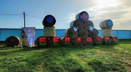 Замок, танк, крот. Какими еще соломенными композициями удивляет Солигорский район?