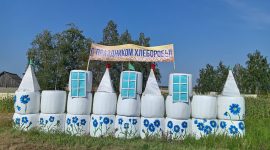 Замок, танк, крот. Какими еще соломенными композициями удивляет Солигорский район?