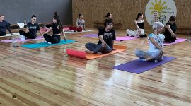 В средней школе №1 прошло занятие по йоге для педагогов