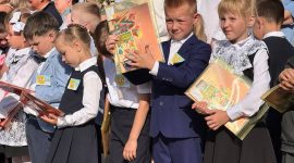 Анатолий Лодыга вручил сертификат на 45000 рублей директору средней школы №3