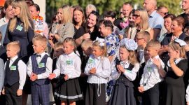 Анатолий Лодыга вручил сертификат на 45000 рублей директору средней школы №3