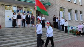 Инна Толкачева приняла участие в торжественной линейке в Краснодворской средней школе