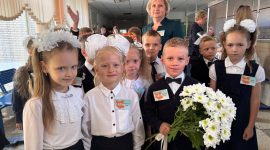 Анатолий Лодыга вручил сертификат на 45000 рублей директору средней школы №3