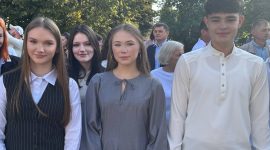 Анатолий Лодыга вручил сертификат на 45000 рублей директору средней школы №3