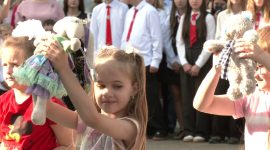Алла Калеева приняла участие в торжественной линейке средней школы №4