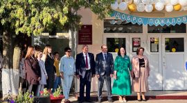 Анатолий Лодыга вручил сертификат на 45000 рублей директору средней школы №3