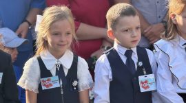 Анатолий Лодыга вручил сертификат на 45000 рублей директору средней школы №3