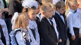 Анатолий Лодыга вручил сертификат на 45000 рублей директору средней школы №3