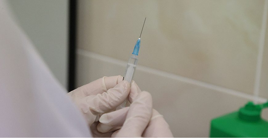 Какой вакциной прививают от COVID-19 и есть ли в детском стационаре такие пациенты