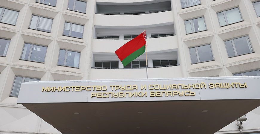 В феврале в Беларуси вырастет пособие по уходу за пожилым человеком старше 80 лет или инвалидом I группы