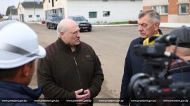 Сегодня  Александр Лукашенко — в Гомельской области, Петриковский район, ОАО «Агро-Лясковичи»