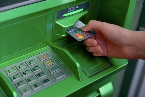 С октября некоторые банки вводят комиссию за зачисление денег для физических лиц