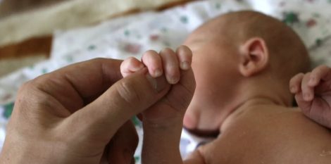 В Беларуси планируется введение оплачиваемого отпуска для отцов при рождении ребенка