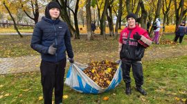 Молодежь вышла на субботник! Работы ведутся в парке Четырех стихий