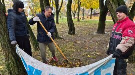 Молодежь вышла на субботник! Работы ведутся в парке Четырех стихий