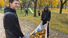 Молодежь вышла на субботник! Работы ведутся в парке Четырех стихий