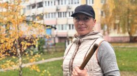 Люди вышли, и мы тоже решили! А что, погода хорошая: солигорчанка Светлана Дубовская вышла на уборку дворовой территории