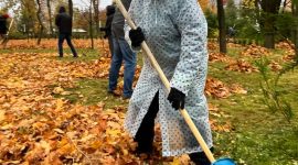 Республиканский субботник проходит в Солигорске. Работы ведутся в сквере «Молодость»