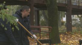 Молодежь вышла на субботник! Работы ведутся в парке Четырех стихий