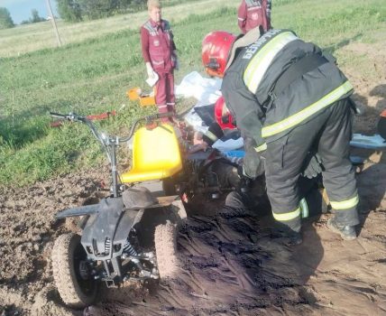 Травмировал ногу культироватором: в деревне Застаринье серьезную травму получил 49-летний мужчина