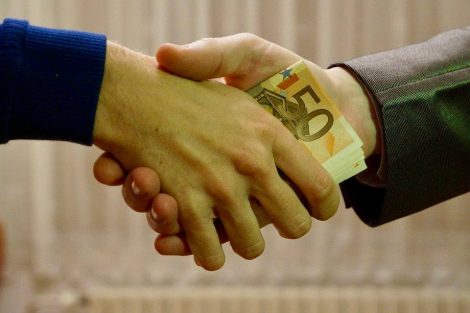 Белорусы могут законно заработать на коррупции – как и сколько?