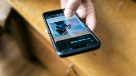 Неприличные картинки отправил солигорчанин и стал подозреваемым в уголовном деле