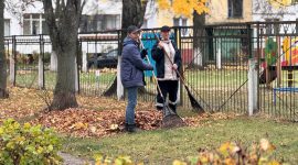 Люди вышли, и мы тоже решили! А что, погода хорошая: солигорчанка Светлана Дубовская вышла на уборку дворовой территории