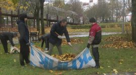 Молодежь вышла на субботник! Работы ведутся в парке Четырех стихий