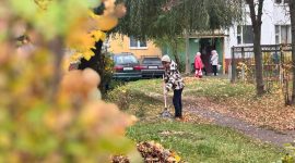 Люди вышли, и мы тоже решили! А что, погода хорошая: солигорчанка Светлана Дубовская вышла на уборку дворовой территории