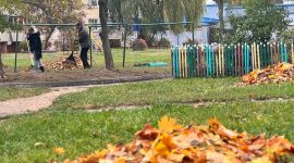 Люди вышли, и мы тоже решили! А что, погода хорошая: солигорчанка Светлана Дубовская вышла на уборку дворовой территории