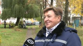 Люди вышли, и мы тоже решили! А что, погода хорошая: солигорчанка Светлана Дубовская вышла на уборку дворовой территории