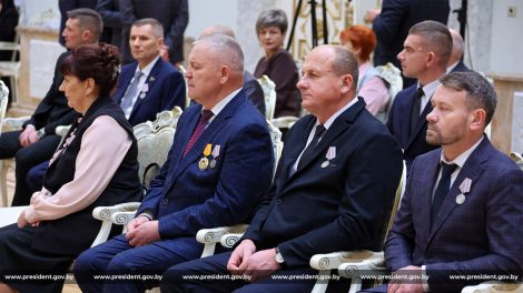 Александр Лукашенко вручил государственные награды передовикам агропромышленного комплекса