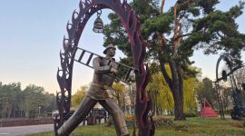 Объект уличного искусства появился в Парке четырёх стихий - стилизованный фонарь МЧС  - спасатель, идущий на помощь