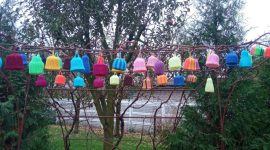 Вязаная осень Валентины Бобко-Алешкевич: как солигорчанка сделала свой двор настоящим арт - пространством