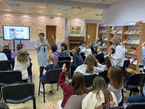 В зале искусств Солигорской районной центральной библиотеки прошел фольклорный вечер «Беларускiя лялькi»