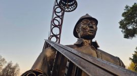 Объект уличного искусства появился в Парке четырёх стихий - стилизованный фонарь МЧС - спасатель, идущий на помощь