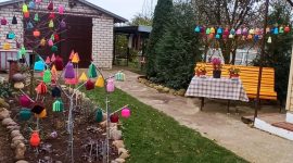 Вязаная осень Валентины Бобко-Алешкевич: как солигорчанка сделала свой двор настоящим арт - пространством