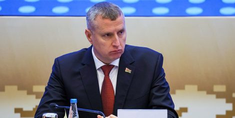 Глава Администрации Президента Дмитрий Крутой на заседании 11-го внеочередного съезда Федерации профсоюзов обозначил приоритеты программы социально-экономического развития на 2026-2030 годы, передает корреспондент БЕЛТА. Головченко и Крутой избраны делегатами ВНС от Федерации профсоюзов "За цифрами видеть конкретные задачи". Головченко о программе соцэкономразвития на пятилетку Сенько: приоритеты профсоюзной работы будем выстраивать исходя из задач программы соцэкономразвития Дмитрий Крутой отметил, что от делегатов ВНС поступило более 1 тыс. предметных обращений касательно программы соцэкономразвития. "Обращения разбиты по блокам, и сегодня члены правительства, депутаты их отрабатывают. И, возможно, по итогам Всебелорусского народного собрания какие-то пункты мы еще поменяем", - добавил он. "Наше население очень волнует тема рабочих мест. Среди основных вопросов - будет ли продолжена инициатива "Один район - один проект". Более 150 проектов уже реализовано. Еще примерно сто находятся в различной стадии проработки, - сказал Дмитрий Крутой. - Я думаю, что будет сделан особый акцент на дополнительных льготах, стимулах и преференциях, которые позволят более активно создавать рабочие места вне больших населенных пунктов именно на промышленной основе".