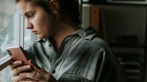 Австралия первой в мире запретила соцсети для детей младше 16 лет – платформы обязали удалять аккаунты