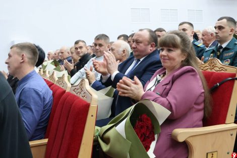 280 аграриев наградили в Марьиной Горке. Среди награжденных - солигорчане