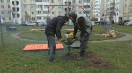 В Солигорске продолжается установка детского игрового оборудования