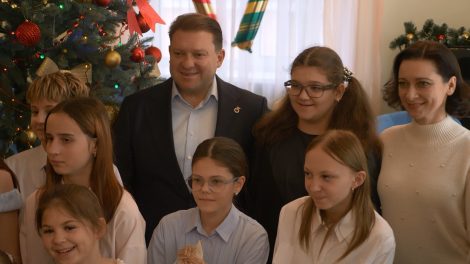 В преддверии Нового года Дмитрий Лукашенко с супругой Анной и дочерью Александрой подарили праздник детям социально-педагогического центра Солигорского района