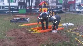 В Солигорске продолжается установка детского игрового оборудования