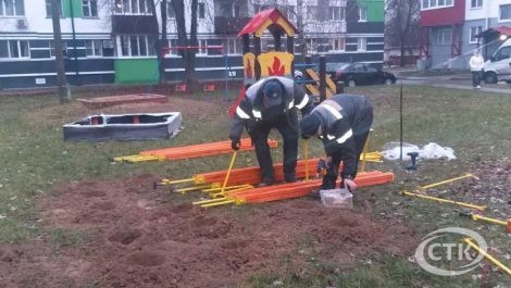 В Солигорске продолжается установка детского игрового оборудования