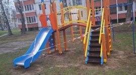 В Солигорске продолжается установка детского игрового оборудования